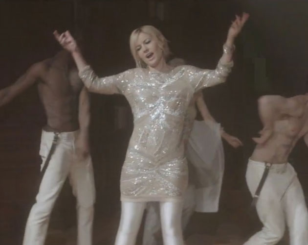 Scenes from the Video - "End of Night." (Photo Credit: http://www.estereofonica.com/dido-estreno-su-sencillo-end-of-night-y-baila-en-el-video/)